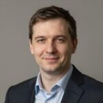 Портрет уверенного бизнесмена компании C-Ap на нейтральном фоне в студийном освещении