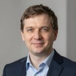 Портрет уверенного бизнесмена компании C-Ap на нейтральном фоне в студийном освещении